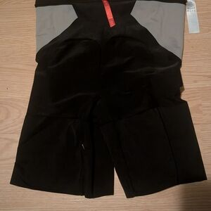 SPANX Black and Gray Capris